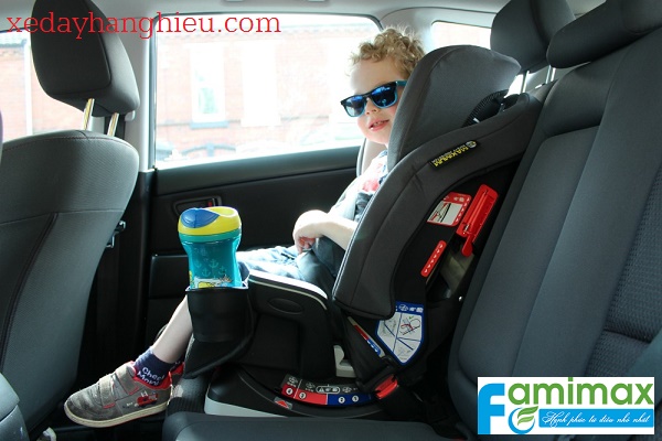 Ghế an toàn cho bé ngồi ô tô